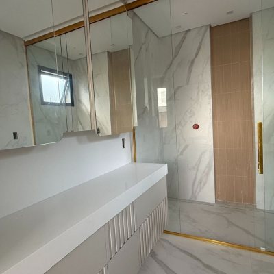 Casa em Condomínio com 298m², 3 quartos (sendo 3 suítes), 4 garagens, no bairro Pedra Branca em Palhoça