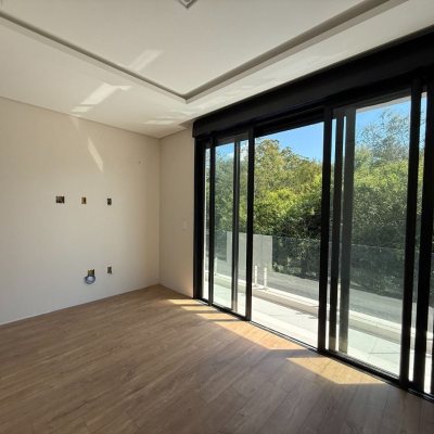 Casa em Condomínio com 298m², 3 quartos (sendo 3 suítes), 4 garagens, no bairro Pedra Branca em Palhoça