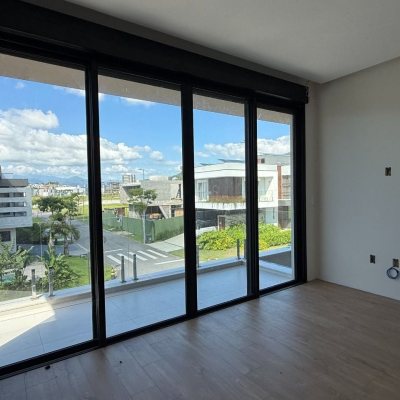 Casa em Condomínio com 298m², 3 quartos (sendo 3 suítes), 4 garagens, no bairro Pedra Branca em Palhoça