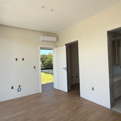 Casa em Condomínio com 298m², 3 quartos (sendo 3 suítes), 4 garagens, no bairro Pedra Branca em Palhoça