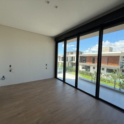 Casa em Condomínio com 298m², 3 quartos (sendo 3 suítes), 4 garagens, no bairro Pedra Branca em Palhoça