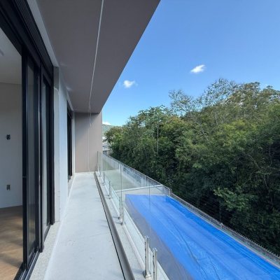 Casa em Condomínio com 298m², 3 quartos (sendo 3 suítes), 4 garagens, no bairro Pedra Branca em Palhoça