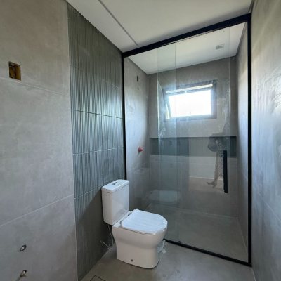 Casa em Condomínio com 298m², 3 quartos (sendo 3 suítes), 4 garagens, no bairro Pedra Branca em Palhoça
