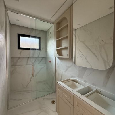 Casa em Condomínio com 298m², 3 quartos (sendo 3 suítes), 4 garagens, no bairro Pedra Branca em Palhoça