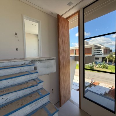 Casa em Condomínio com 298m², 3 quartos (sendo 3 suítes), 4 garagens, no bairro Pedra Branca em Palhoça