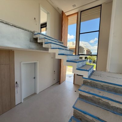 Casa em Condomínio com 298m², 3 quartos (sendo 3 suítes), 4 garagens, no bairro Pedra Branca em Palhoça