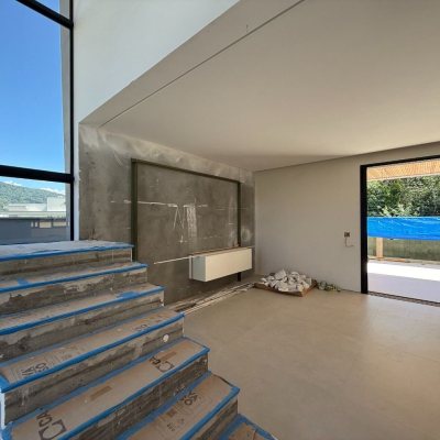 Casa em Condomínio com 298m², 3 quartos (sendo 3 suítes), 4 garagens, no bairro Pedra Branca em Palhoça