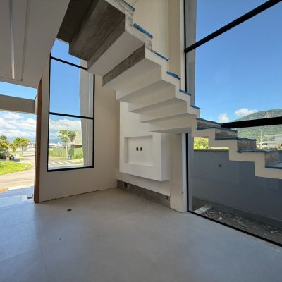 Casa em Condomínio com 298m², 3 quartos (sendo 3 suítes), 4 garagens, no bairro Pedra Branca em Palhoça