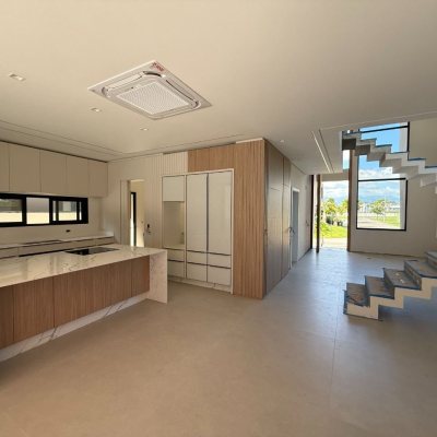 Casa em Condomínio com 298m², 3 quartos (sendo 3 suítes), 4 garagens, no bairro Pedra Branca em Palhoça