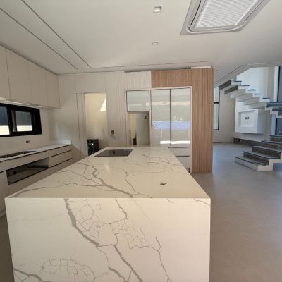 Casa em Condomínio com 298m², 3 quartos (sendo 3 suítes), 4 garagens, no bairro Pedra Branca em Palhoça