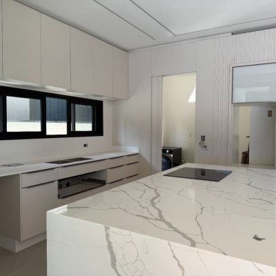 Casa em Condomínio com 298m², 3 quartos (sendo 3 suítes), 4 garagens, no bairro Pedra Branca em Palhoça