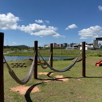 Casa em Condomínio com 298m², 3 quartos (sendo 3 suítes), 4 garagens, no bairro Pedra Branca em Palhoça