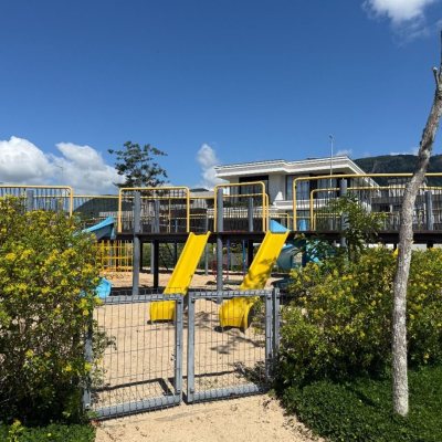 Casa em Condomínio com 298m², 3 quartos (sendo 3 suítes), 4 garagens, no bairro Pedra Branca em Palhoça