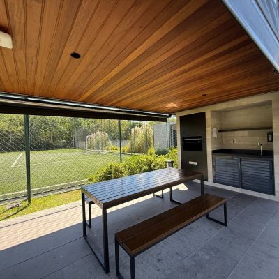 Casa em Condomínio com 298m², 3 quartos (sendo 3 suítes), 4 garagens, no bairro Pedra Branca em Palhoça