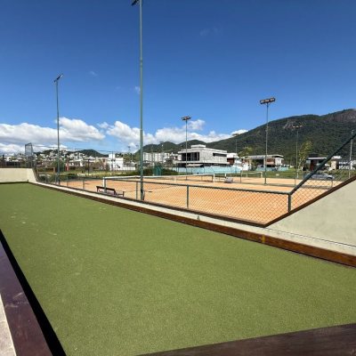 Casa em Condomínio com 298m², 3 quartos (sendo 3 suítes), 4 garagens, no bairro Pedra Branca em Palhoça