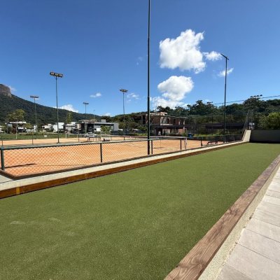 Casa em Condomínio com 298m², 3 quartos (sendo 3 suítes), 4 garagens, no bairro Pedra Branca em Palhoça