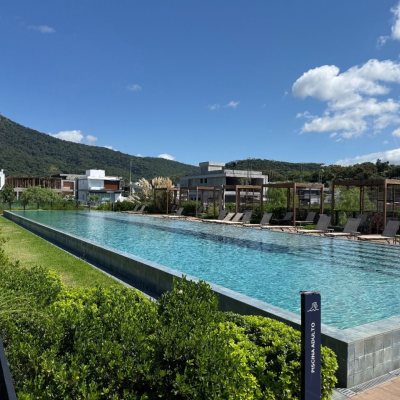 Casa em Condomínio com 298m², 3 quartos (sendo 3 suítes), 4 garagens, no bairro Pedra Branca em Palhoça