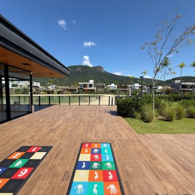 Casa em Condomínio com 298m², 3 quartos (sendo 3 suítes), 4 garagens, no bairro Pedra Branca em Palhoça