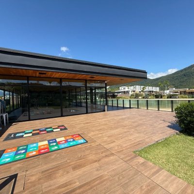 Casa em Condomínio com 298m², 3 quartos (sendo 3 suítes), 4 garagens, no bairro Pedra Branca em Palhoça