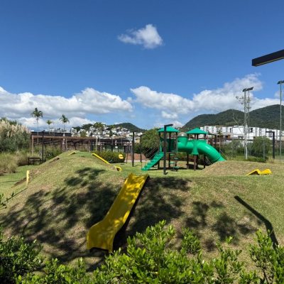 Casa em Condomínio com 298m², 3 quartos (sendo 3 suítes), 4 garagens, no bairro Pedra Branca em Palhoça