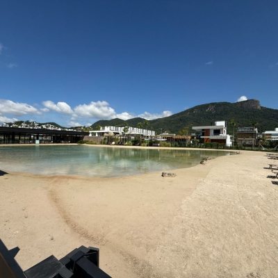 Casa em Condomínio com 298m², 3 quartos (sendo 3 suítes), 4 garagens, no bairro Pedra Branca em Palhoça