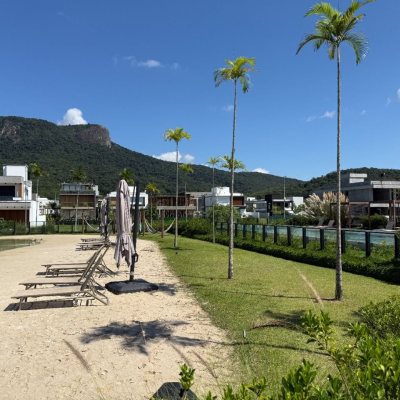 Casa em Condomínio com 298m², 3 quartos (sendo 3 suítes), 4 garagens, no bairro Pedra Branca em Palhoça