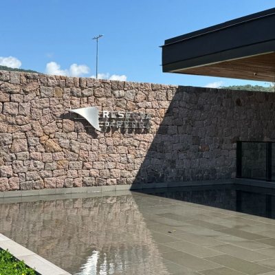 Casa em Condomínio com 298m², 3 quartos (sendo 3 suítes), 4 garagens, no bairro Pedra Branca em Palhoça