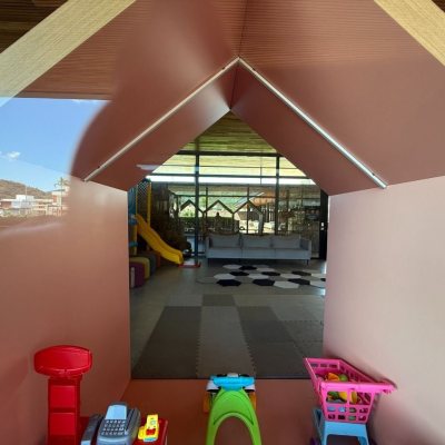 Casa em Condomínio com 298m², 3 quartos (sendo 3 suítes), 4 garagens, no bairro Pedra Branca em Palhoça