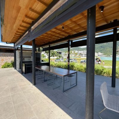 Casa em Condomínio com 298m², 3 quartos (sendo 3 suítes), 4 garagens, no bairro Pedra Branca em Palhoça
