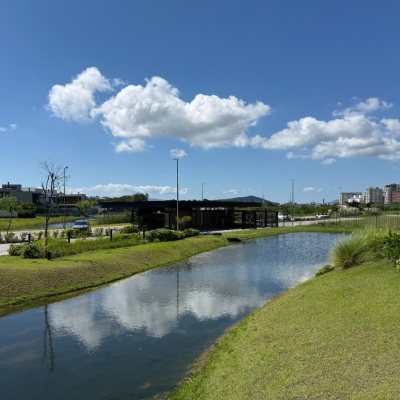 Casa em Condomínio com 298m², 3 quartos (sendo 3 suítes), 4 garagens, no bairro Pedra Branca em Palhoça