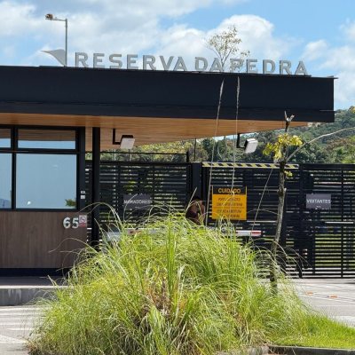 Casa em Condomínio com 298m², 3 quartos (sendo 3 suítes), 4 garagens, no bairro Pedra Branca em Palhoça