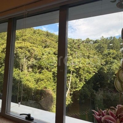 Sala com 26m², 1 garagem, no bairro Saco Grande em Florianópolis