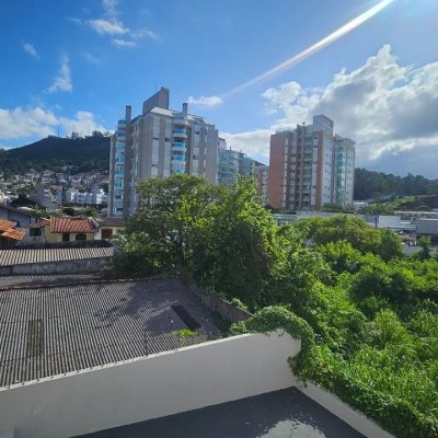Apartamentos com 53m², 1 quarto, 1 garagem, no bairro Trindade em Florianópolis