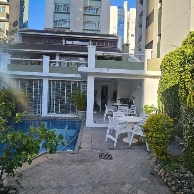Casa Residencial com 350m², 4 quartos (sendo 3 suítes), 2 garagens, no bairro Centro em Florianópolis