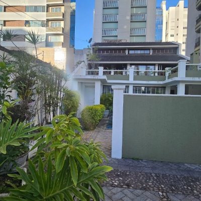 Casa Residencial com 350m², 4 quartos (sendo 3 suítes), 2 garagens, no bairro Centro em Florianópolis