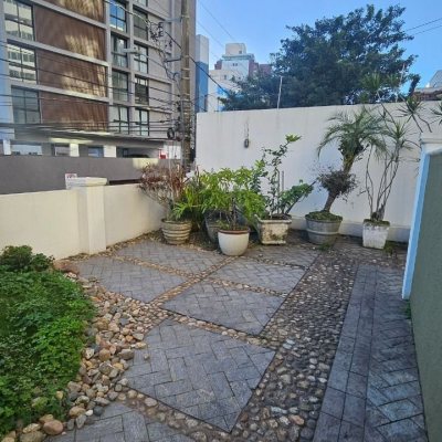 Casa Residencial com 350m², 4 quartos (sendo 3 suítes), 2 garagens, no bairro Centro em Florianópolis