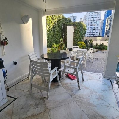 Casa Residencial com 350m², 4 quartos (sendo 3 suítes), 2 garagens, no bairro Centro em Florianópolis