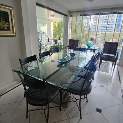 Casa Residencial com 350m², 4 quartos (sendo 3 suítes), 2 garagens, no bairro Centro em Florianópolis