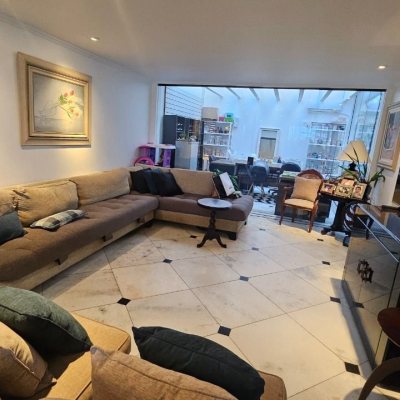 Casa Residencial com 350m², 4 quartos (sendo 3 suítes), 2 garagens, no bairro Centro em Florianópolis