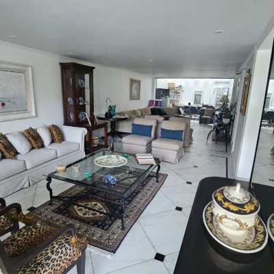 Casa Residencial com 350m², 4 quartos (sendo 3 suítes), 2 garagens, no bairro Centro em Florianópolis