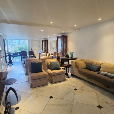 Casa Residencial com 350m², 4 quartos (sendo 3 suítes), 2 garagens, no bairro Centro em Florianópolis