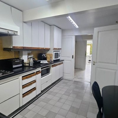 Casa Residencial com 350m², 4 quartos (sendo 3 suítes), 2 garagens, no bairro Centro em Florianópolis