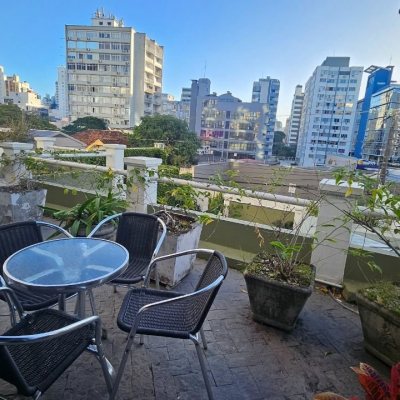 Casa Residencial com 350m², 4 quartos (sendo 3 suítes), 2 garagens, no bairro Centro em Florianópolis