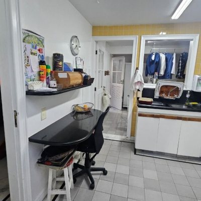 Casa Residencial com 350m², 4 quartos (sendo 3 suítes), 2 garagens, no bairro Centro em Florianópolis