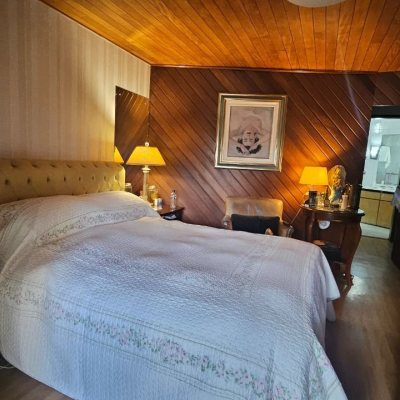 Casa Residencial com 350m², 4 quartos (sendo 3 suítes), 2 garagens, no bairro Centro em Florianópolis