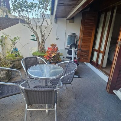 Casa Residencial com 350m², 4 quartos (sendo 3 suítes), 2 garagens, no bairro Centro em Florianópolis