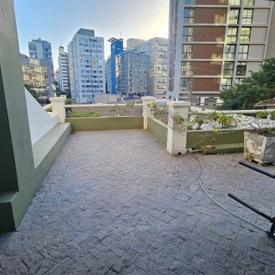 Casa Residencial com 350m², 4 quartos (sendo 3 suítes), 2 garagens, no bairro Centro em Florianópolis