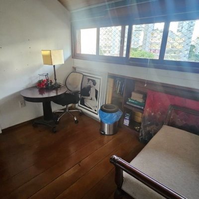 Casa Residencial com 350m², 4 quartos (sendo 3 suítes), 2 garagens, no bairro Centro em Florianópolis