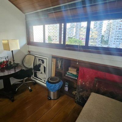 Casa Residencial com 350m², 4 quartos (sendo 3 suítes), 2 garagens, no bairro Centro em Florianópolis