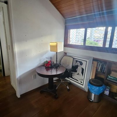 Casa Residencial com 350m², 4 quartos (sendo 3 suítes), 2 garagens, no bairro Centro em Florianópolis